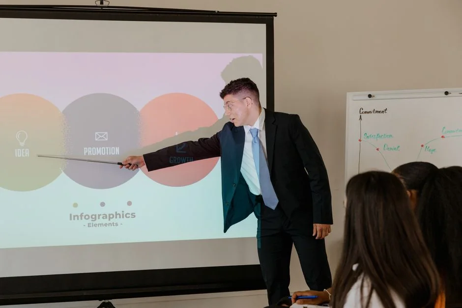 Deux collègues travaillent ensemble sur une stratégie marketing à l’aide d’un tableau blanc, en se concentrant sur le contenu généré par les utilisateurs.